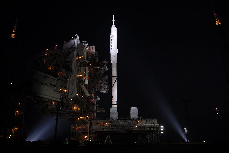 Файл:Ares I-X at Launch Pad 39B xenon lights.jpg