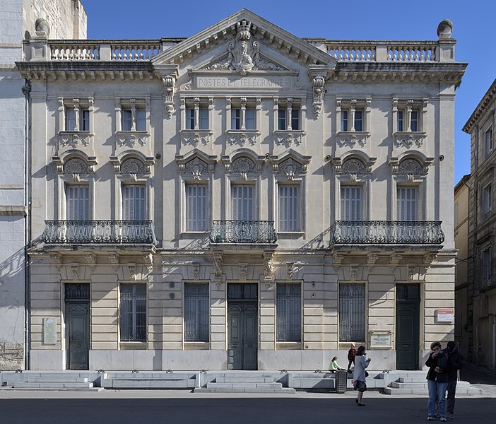 File:Arles hôtel des postes.jpg