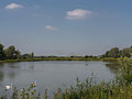 Zicht op plas met spoorbrug op de achtergrond