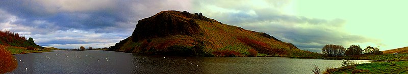 File:Arthur`s Seat Dunsapie Loch - panoramio.jpg