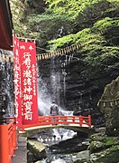 Ascetic waterfall exercise supervised by a monk (Shippōryū-ji Temple)