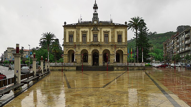 Файл:Ayuntamiento de Villaviciosa.jpg
