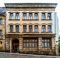 Wohnhaus in geschlossener Bebauung, mit hofbildprägenden Hintergebäuden (zwei Seitenflügel in Verlängerung zur Reichenberger Straße 8, den Fleischbänken)