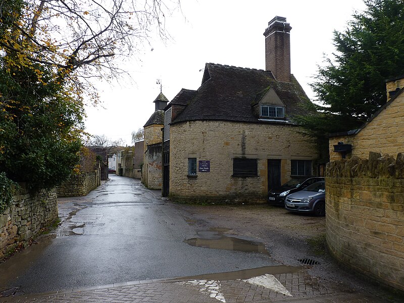 File:Back street in Broadway - geograph.org.uk - 4251171.jpg