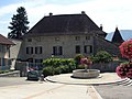 Le château de Barraux et la fontaine.