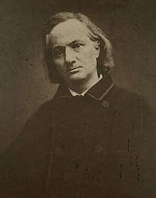photo en plan poitrine de Baudelaire avec cheveux mi-longs, regard préoccupé