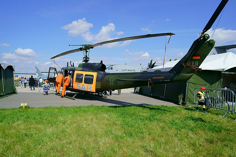 File:Bell UH-1 (41811007012).jpg