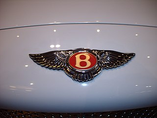 Fermez-vous D'un Emblème De Bentley Au Dos D'une Voiture Rouge Image  éditorial - Image du cher, moderne: 128773165