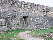 Weißlich-gelbliche Kalksteine des Badeniums sind der älteste Baustein Belgrads. Sie wurden aus dem Steinbruch Tašmajdan beschafft. Hier im Kastron Singidunum (untere Zone) und der mittelalterlichen Burg (obere Zone)