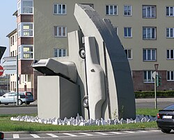 Wolf Vostell, Two Concrete-Cadillacs in form of the Nude Maja, 1987, Berlín, Rathenauplatz.