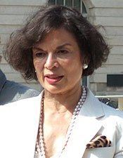 Bianca Jagger in giacca bianca