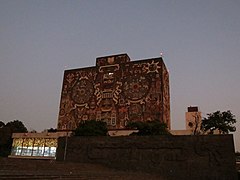 Biblioteca central de la UNAM al amanecer 33.jpg