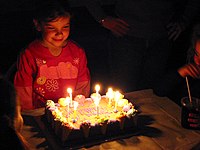 Gâteau d'anniversaire illuminé par des bougies