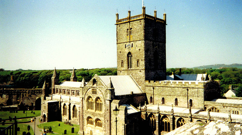 File:Bishop's Palace in St David's in Wales; May 1998 2.jpg