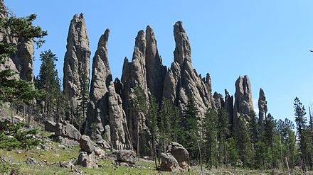 Черные холмы. Горы Блэк-Хиллс. Черные холмы в Южной Дакоте. Гора в Горном массиве Блэк-Хилс. Блэк-Хилс («чёрные холмы»).