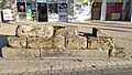 Vue latérale des blocs de grès installés symboliquement à l'emplacement de la citadelle