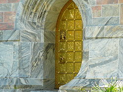 The portal to the Bok Tower shows blue-and-white Creole marble as well as the pink Etowah marble Bok Tower door.JPG