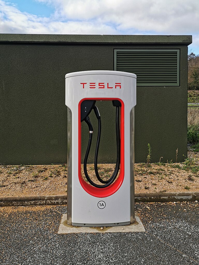 File:Borne de recharge Tesla à Sancé, France.jpg - Wikimedia Commons