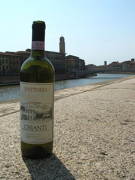 File:Bottiglia vino chianti sull'Arno a Pisa.jpg