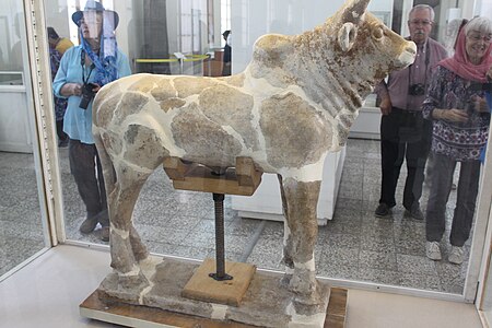 Bull with elamite inscription - Late 2nd millen BC - National museum of Iran - inventory number 3213.JPG
