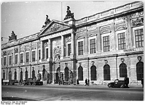 Berlin Zeughaus: Baugeschichte, Skulpturen, Nutzungsgeschichte