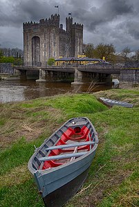 Spring time at Bunratty Castle Co Clare. Photograph: Aidanryan Licensing: CC-BY-SA-4.0