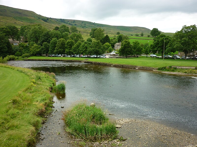 File:Burnsall village green - geograph.org.uk - 4639080.jpg