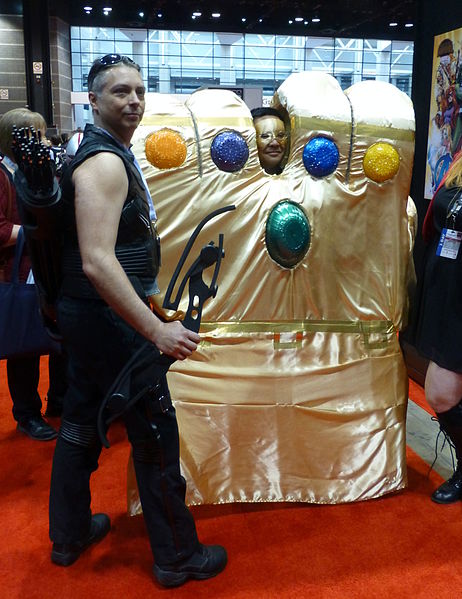 File:C2E2 2015 - Hawkeye & Infinity Gauntlet (16686168563).jpg