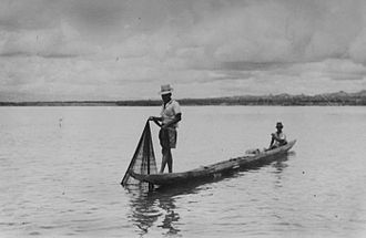 Fishermen in Lake Tempe in the 1940s COLLECTIE TROPENMUSEUM Vissers op het meer Senkang Zuid-Celebes TMnr 10013476.jpg