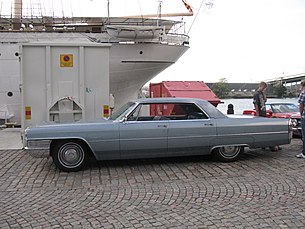 1965 Cadillac Hardtop Sedan Deville без центральных стоек