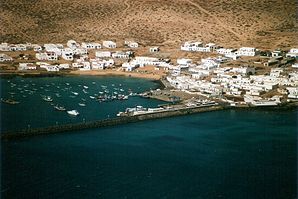 Caleta del Sebo gezien vanaf de Famara-klif op Lanzarote