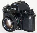 Canon New F-1 mit Automatiksucher FN und 50 mm 1,4 FD links