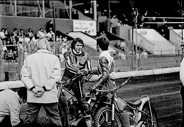 Wimbledon Dons captain Barry Briggs (centre) shaking hands with Oxford Rebels captain Gordon Kennett in 1975