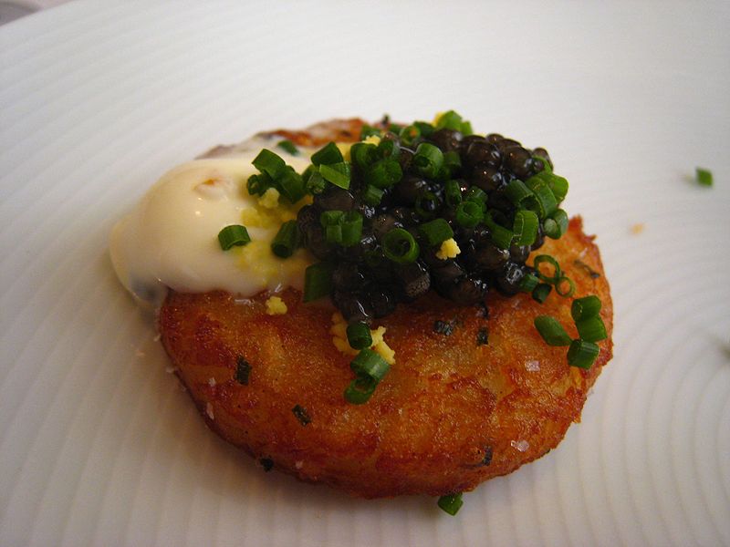File:Caviar on potato cake with crème fraîche and chive.jpg
