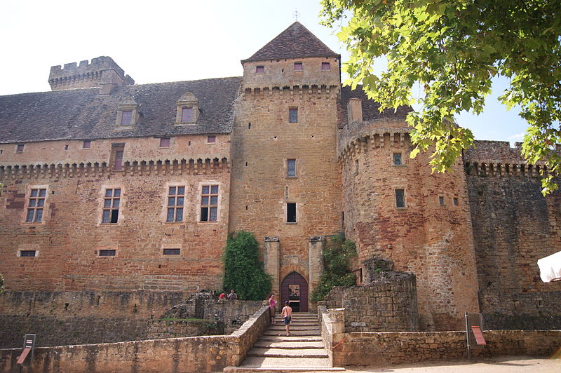 File:Château de Castelnau-Bretenoux - Entrée du château.JPG