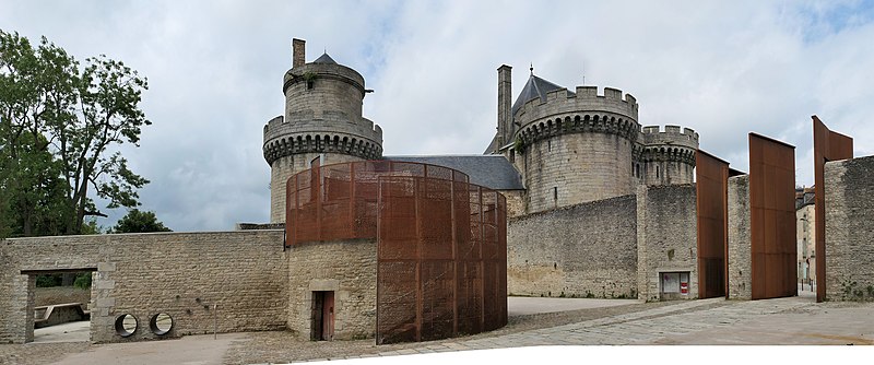 File:Château des Ducs d'Alençon - panorama depuis le parc Simone Veil.jpg