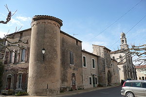Château et Eglise à Mollégès.JPG