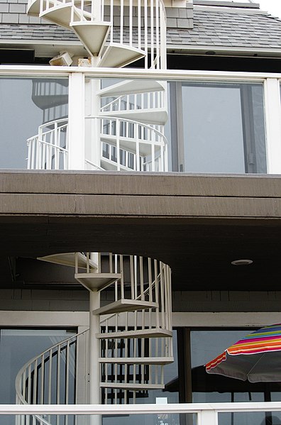 File:Circular Staircase View, Santa Monica (3670881725).jpg