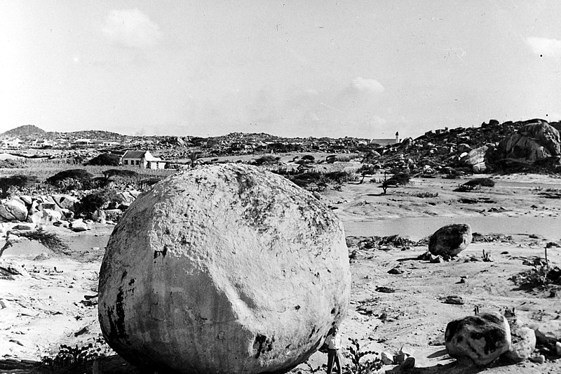 File:Collectie NMvWereldculturen, TM-10021427, Repronegatief 'Rotsformaties en keien bij Piedra Plat', fotograaf niet bekend, 1949.jpg