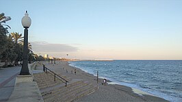 Playa de Comarruga, con el puerto al fondo