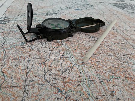 Tập_tin:Compass_and_map.jpg