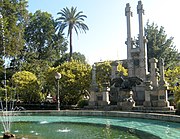 Monumento nos xardíns de Méndez Núñez da Coruña. O tema central é unha aguia a rachar as súas cadeas.
