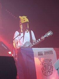 Shinoda performing live, Zénith de Paris, 2019