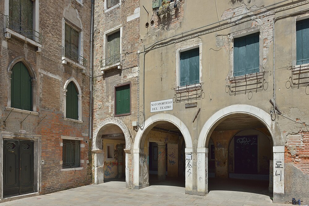 Corte seconda del Milion e porticato del teatro Venezia