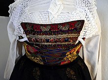 Costume de femme protestante du Pays de Hanau-Musée alsacien de Strasbourg (plastron).jpg