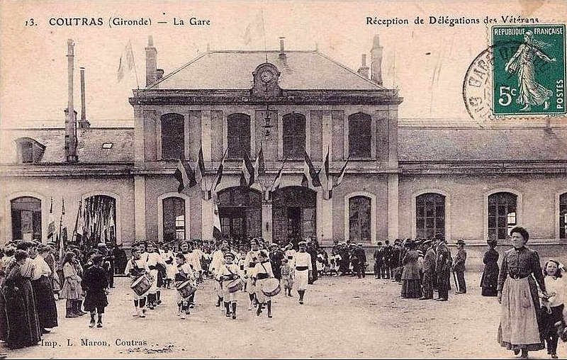 File:Coutras - Gare fête.jpg