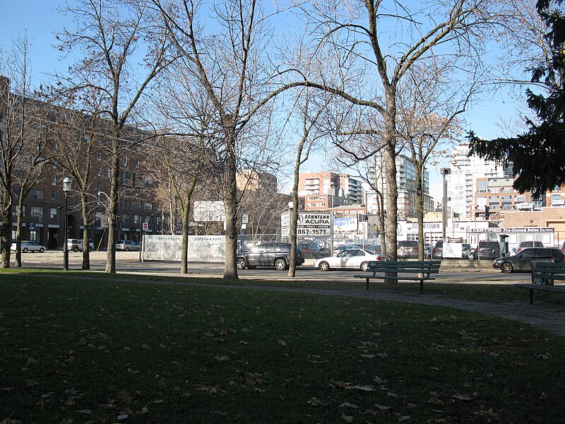 File:Crombie Park, Sherbourne and Esplanade, 2012 12 03 (3).JPG