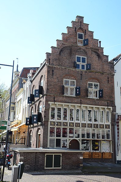 File:Crow-stepped gables, typical Dutch tradition at Zaltbommel - panoramio.jpg