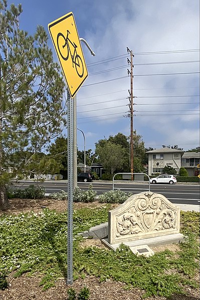 File:Culver Boulevard Median Bike Path, facing “Big Culver”.jpg