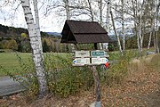 Čeština: Rozcestník "U Šimáků" (730 m n. m.) v Cvrčkově. Modrá turistická trasa č. 1226, kraj Jihočeský. English: Signpost "U Šimáků" (730 m a.s.l.) in Cvrčkov. Blue hiking trail No. 1226, South Bohemian Region, Czechia.